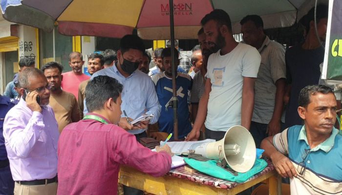 মৌলভীবাজারে দুপুরে অবৈধ ফুটপাত উচ্ছেদ অভিযান, বিকালে ফের দখল
