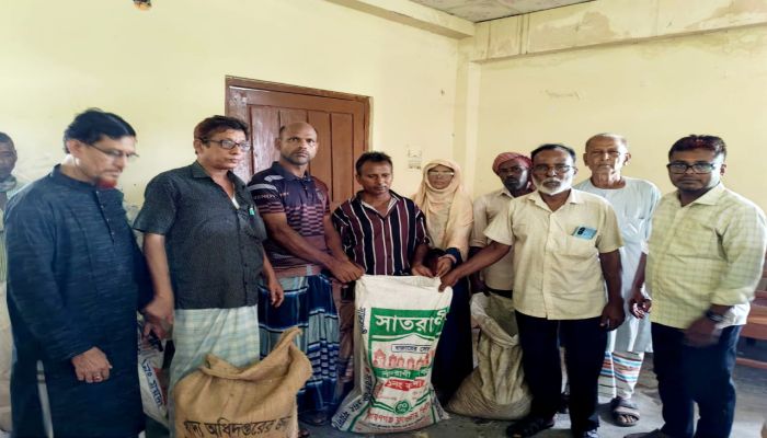 মতলব উত্তর বাগানবাড়ী নিবন্ধিত জেলেদের মাঝে চাল বিতরণ