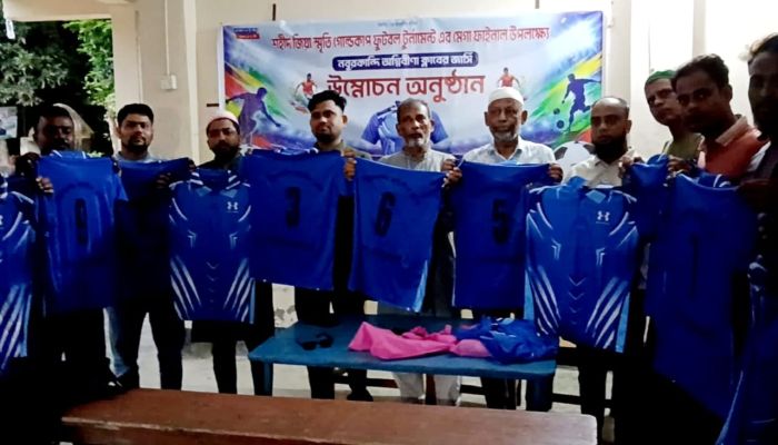 মতলব উত্তরে শহীদ জিয়ার স্মৃতি স্মরণে ফুটবল টূর্ণামেন্টের ফাইনাল খেলা উপলক্ষে অগ্নিবীণা ক্লাবের জার্সি উন্মোচন