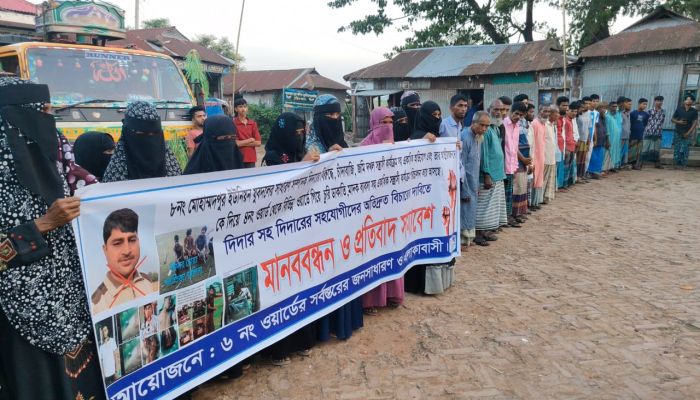 নোয়াখালীতে যুবদল নেতার বিরুদ্ধে চাঁদাবাজি-জমি দখলের অভিযোগ, বিচারের দাবিতে এলাকায় মানববন্ধন