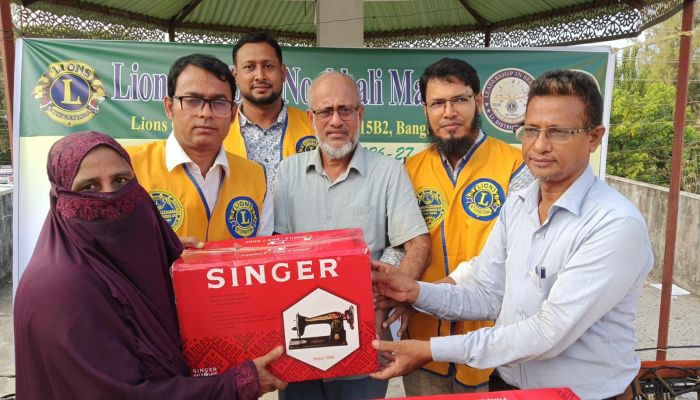 নোয়াখালীতে লায়ন্স ক্লাব অব নোয়াখালী, মাইজদী এর উদ্যাগে দরিদ্র অসহায় নারীদের মাঝে সেলাই মেশিন বিতরণ।