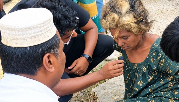 রাস্তার পাশে অসহায় স্ত্রী, ফেসবুক ভিডিও দেখে ছুটে গেলেন স্বামী