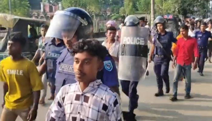 একাধিক মাদক মামলার আসামির মুক্তির দাবিতে বিক্ষোভ, আটক ১০-১২