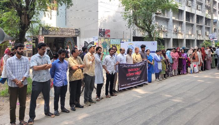 রাবিতে সাংবাদিকদের ওপর ছাত্রদলের হামলার প্রতিবাদে মানববন্ধন ও প্রতিবাদ কর্মসূচি