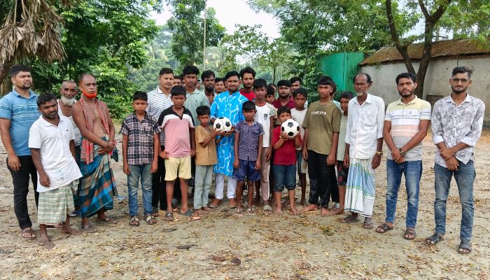 মতলব উত্তরে চেয়ারম্যান প্রার্থী এম ইলিয়াছ আলীর গণসংযোগ ও ক্রিড়া সামগ্রী বিতরণ