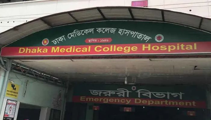 চকবাজারে আগুন নেভাতে গিয়ে ধোঁয়ায় অসুস্থ ফায়ার সার্ভিসের ৪ কর্মী