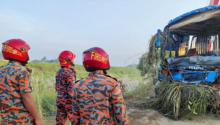 মুন্সীগঞ্জের যাত্রীবাহী বাস খাদে পড়ে নিহত ৩, আহত ১৬