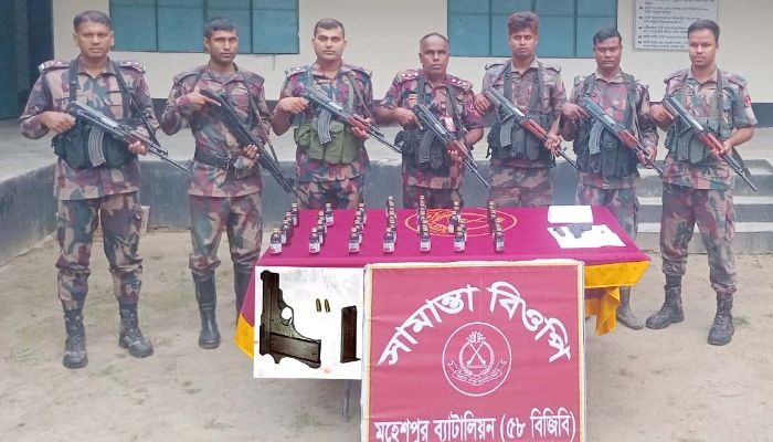 মহেশপুরে বিজিবির অভিযানে বিদেশি পিস্তল-গুলিসহ মাদক উদ্ধার