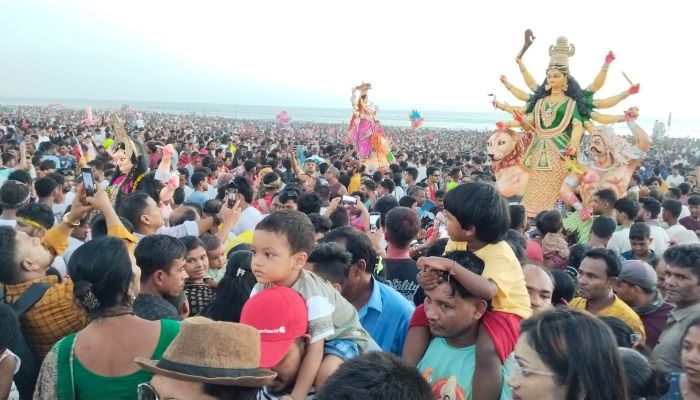 কক্সবাজার সৈকতে জনসমুদ্র, সম্প্রীতির বার্তায় দুর্গাপ্রতিমা বিসর্জন