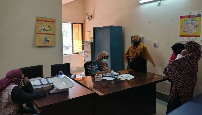 ছুটির দিনেও রোগীর সেবায় বদরগঞ্জ স্বাস্থ্য কমপ্লেক্সের চিকিৎসকরা
