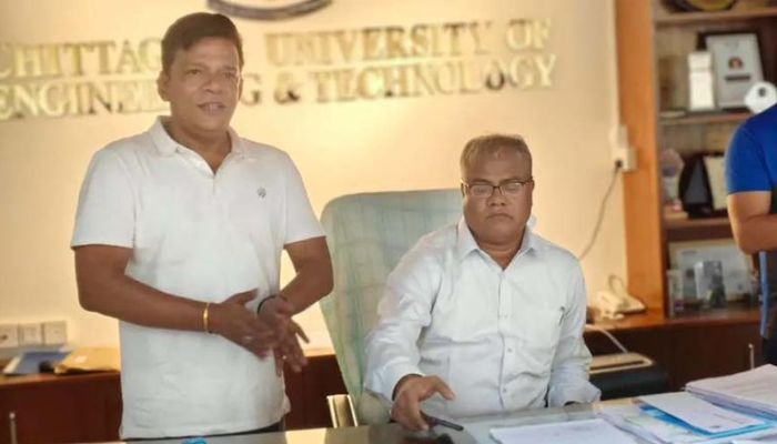 প্রশাসনিক ভবনের তালা ভেঙে নিজ কার্যালয়ে ঢুকলেন চুয়েটের নতুন ভিসি
