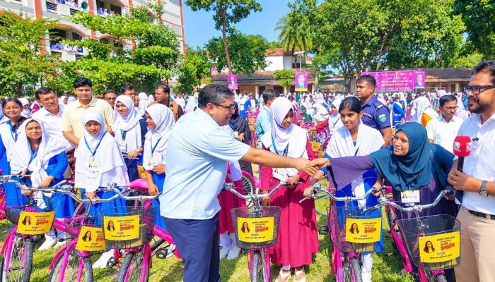 হাতিয়ায় ৫০০ টাকা মূল্যের ৯ হাজার ৫০০ লিটার অবৈধ অপরিশোধিত পামওয়েলসহ একটি ট্রলার আটক করে কোস্ট গার্ড